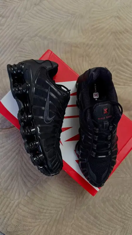 Nike Shox · noire/rouge